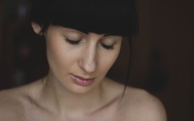 Cum se adaptează machiajul soft-focus pentru femeile mature, de la mascara maro la roșul ușor de purtat pe buze