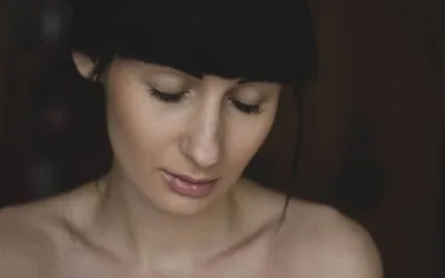 Cum se adaptează machiajul soft-focus pentru femeile mature, de la mascara maro la roșul ușor de purtat pe buze