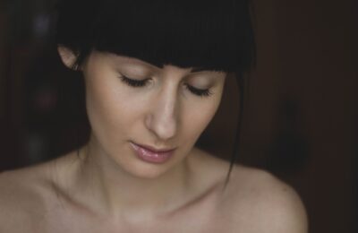Cum se adaptează machiajul soft-focus pentru femeile mature, de la mascara maro la roșul ușor de purtat pe buze