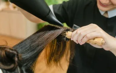 Cum se limitează frizz-ul la uscarea cu foehnul fără pierderea volumului, de la tehnică la alegerea uleiului
