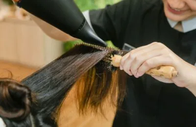 Cum se limitează frizz-ul la uscarea cu foehnul fără pierderea volumului, de la tehnică la alegerea uleiului